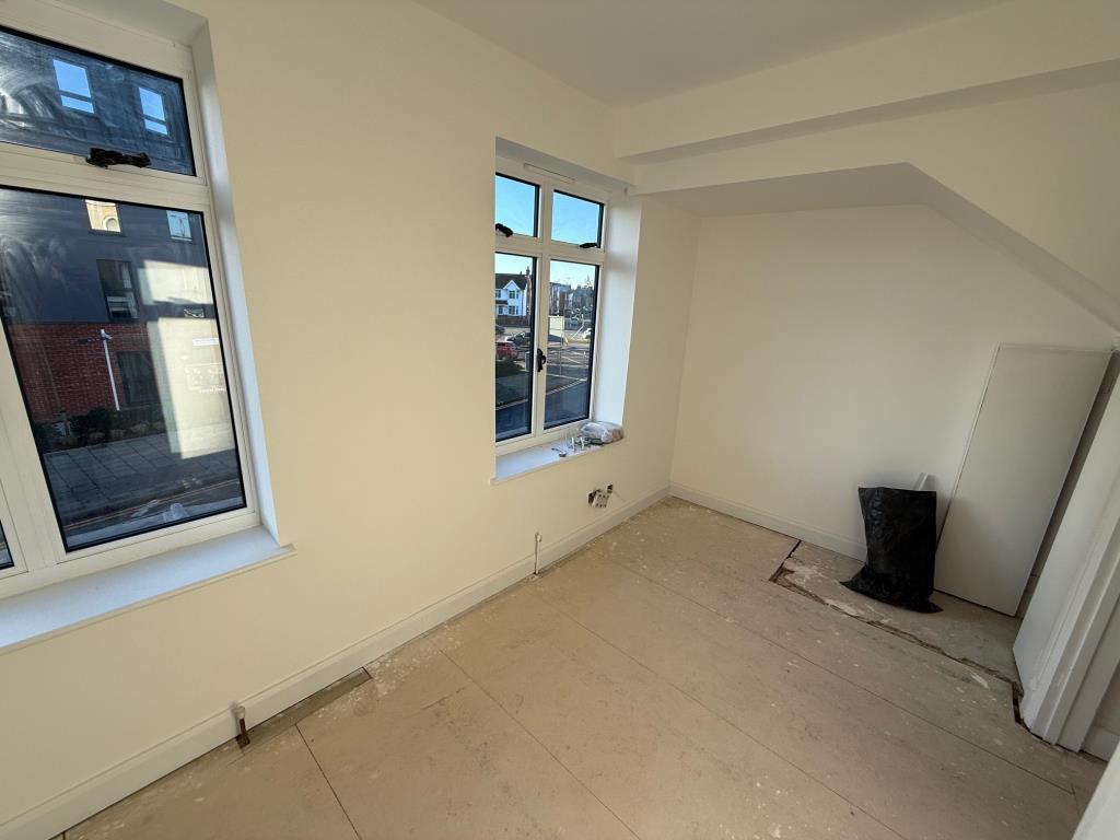 Lot: 173 - FORMER OFFICE WITH PERMITTED DEVELOPMENT TO CONVERT TO RESIDENTIAL DWELLING - First floor room with two double glazed windows to the front